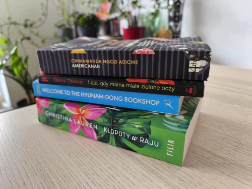 „Takie tam romansidło”. Dlaczego wstydzimy się kobiecej literatury – i nie tylko.