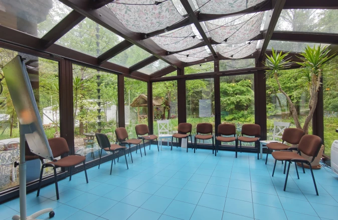 Ekosamotnia w leśnym ogrodzie