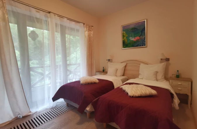 Ekosamotnia w leśnym ogrodzie