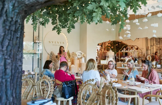 Inspirujący Networking Przedsiębiorczych Kobiet w kryształowej przestrzeni Sylvia Cristal Cafe