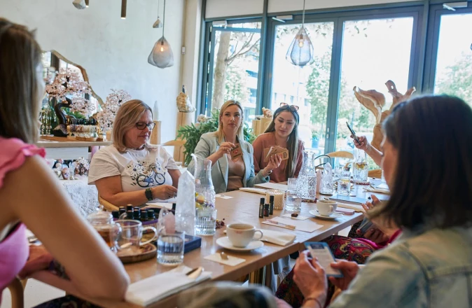 Inspirujący Networking Przedsiębiorczych Kobiet w kryształowej przestrzeni Sylvia Cristal Cafe
