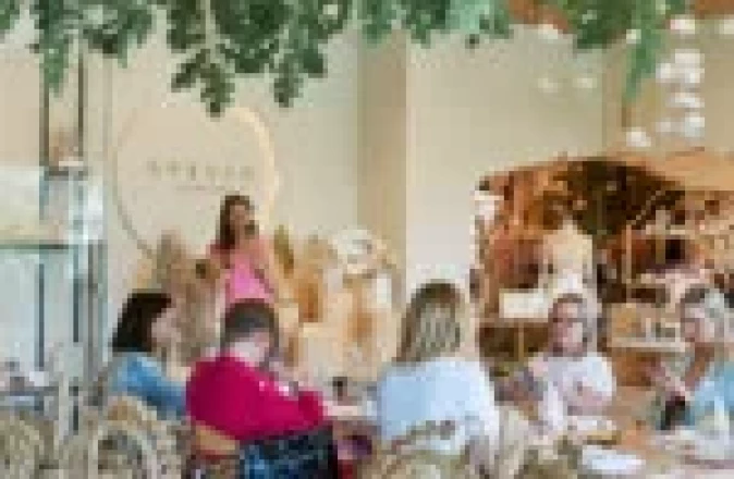 Inspirujący Networking Przedsiębiorczych Kobiet w kryształowej przestrzeni Sylvia Cristal Cafe